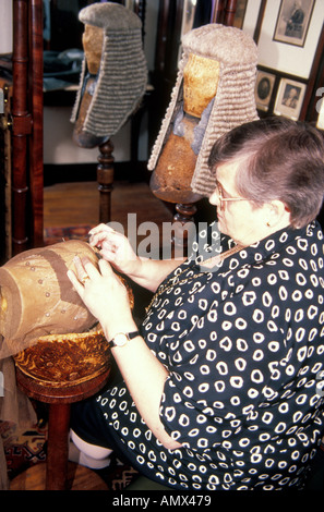 Kathleen Clifford machen die traditionellen Perücken für Richter aus Rosshaar in Ede Ravenscroft in London. Stockfoto