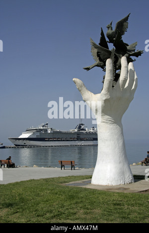 Vogel-Skulptur in Kusadasi, im Hintergrund Kreuzfahrtschiff Millennium, Türkei, Kusadasi Stockfoto