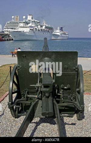 alte Kanone Zielen auf Kreuzfahrtschiffen im Hafen von Kusadasi, Kusadasi, Türkei, Schlachtschiffe Stockfoto