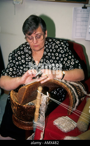 Kathleen Clifford machen die traditionellen Perücken für Richter aus Rosshaar in Ede Ravenscroft in London. Stockfoto