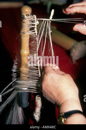 Kathleen Clifford machen die traditionellen Perücken für Richter aus Rosshaar in Ede Ravenscroft in London. Stockfoto