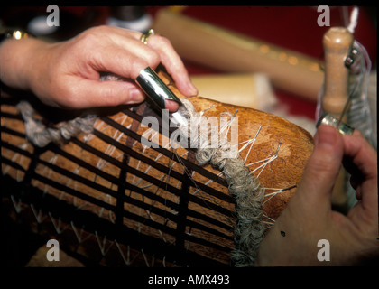 Kathleen Clifford machen die traditionellen Perücken für Richter aus Rosshaar in Ede Ravenscroft in London. Stockfoto