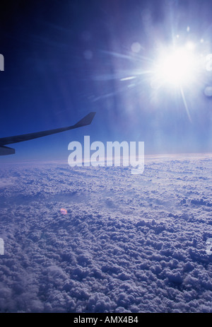 Flugzeug fliegen über Wolken Ansicht über Flügel Stockfoto