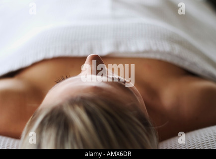 Frau bekommen eine massage Stockfoto