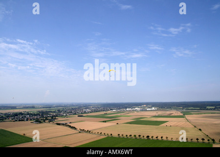 Motorschirm fliegen über Feld Landschaft, Deutschland, North Rhine-Westphalia, Weilerswist Stockfoto