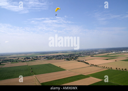 Motorschirm fliegen über Feld Landschaft, Deutschland, North Rhine-Westphalia, Weilerswist Stockfoto