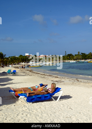 Akumal, Frauen, Sonnenbaden Stockfoto