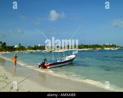 Akumal, Angelboot/Fischerboot vertäut am Ufer Stockfoto