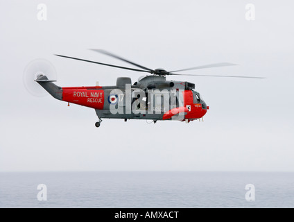 Königliche Marine Meerkönigs Rettung Hubschrauber Nr. 17 auf Patrouille über der englischen Südküste Stockfoto