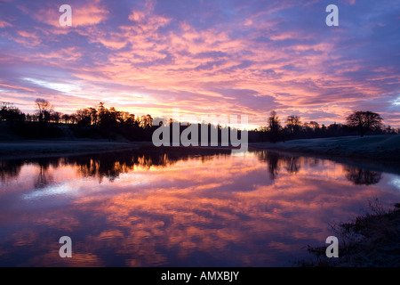 dramatische Dawn Farben rosa und blau in Wasser und Landschaft Stockfoto