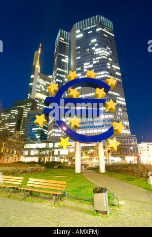 Europa-Deutschland-Frankfurt am Main Innenstadt finanzielle DistrictBürohäuser finanzieren Europäische Zentralbank EZB Nacht Euro-Zeichen Stockfoto