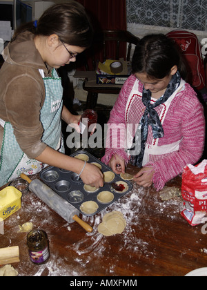 Zwei junge Mädchen, Mince Pies für Weihnachten Stockfoto