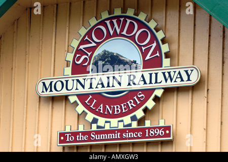 Llanberis Bahnhof Zeichen der Snowdon Mountain Railway. Llanberis Gwynedd Nordwales UK Stockfoto