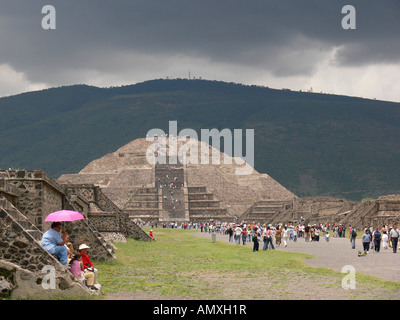 Touristen an Pyramide Mond Pyramide Teotihuacan, Mexiko Stockfoto