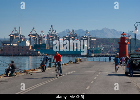 Menschen im Hafen La Spezia Cinque Terre Ligurien Italien Stockfoto