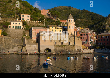 Gebäude im Waterfront Vernazza Cinque Terre La Spezia Provinz Ligurien Italien Stockfoto