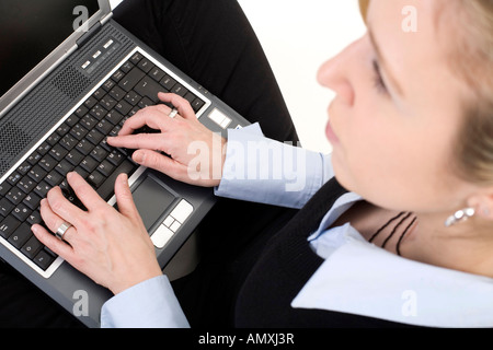Nahaufnahme der Mitte Erwachsene Frau mit laptop Stockfoto