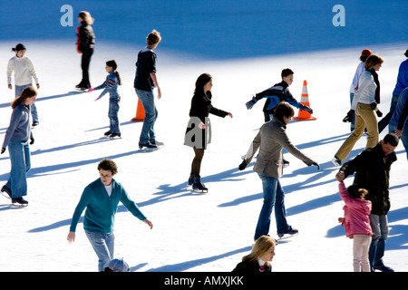 Eisläufer gehen rund und rund Stockfoto