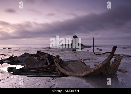 Schiffbruch und schwarz Nab bei Sonnenuntergang gegen Bay North Yorkshire UK Stockfoto