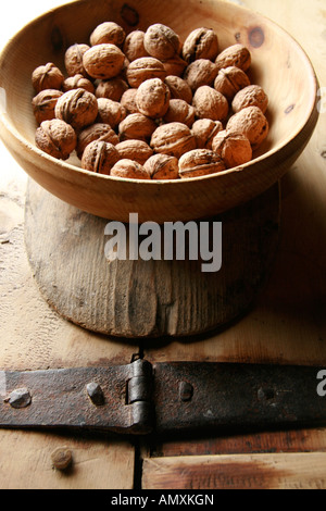 Nahaufnahme von Walnüssen in Holzschale Stockfoto