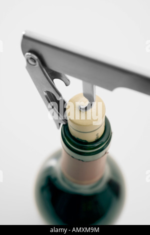 Erhöhte Ansicht Korkenzieher und eine Flasche Wein Stockfoto