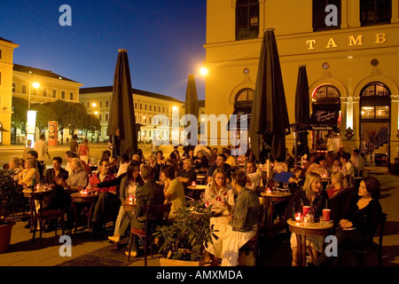 Deutschland Bayern München Leute sitzen vor Café Tambosi gelegenen Hofgarten und die Theatiner-Kirche Stockfoto
