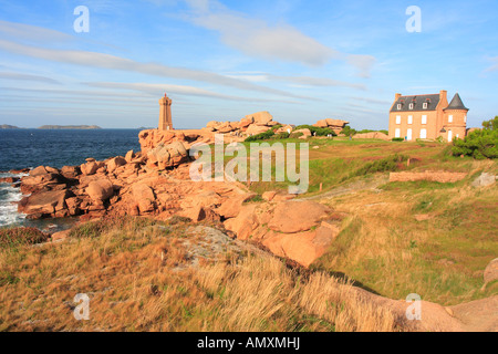 Leuchtturm und Haus an der Küste Ploumanac'h Côte de Granit Rose Cote d ' Armor Brittany France Stockfoto