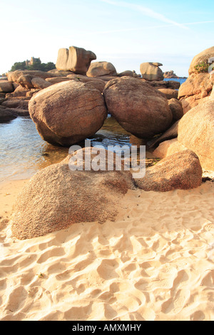 Felsen am Strand, Cote De Granit Rose, Cotes-D'Armor, Bretagne, Frankreich Stockfoto