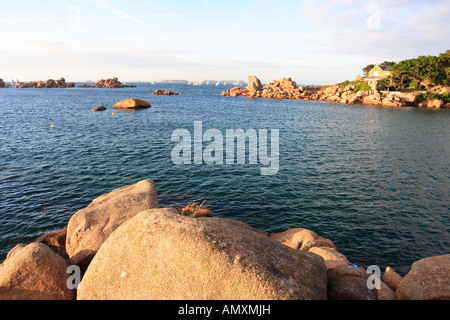 Felsbrocken am bayside Côte De Granit Rose Cotes D'Armor Brittany France Stockfoto