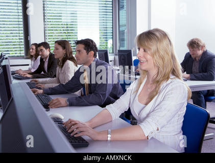 Profil von jungen Männern und jungen Frauen lernen Computer im Klassenzimmer Stockfoto