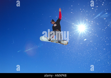 Snowboarder greifen in die Sonne. Stockfoto