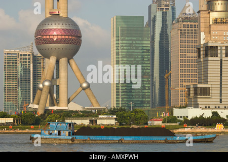 China Shanghai Pudong neue Umgebung nahe Ansicht der Bund Boot am Huangpu-Fluss mit Jinmao Tower und modernes Glas Türme in bkgd Stockfoto