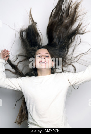 Mädchen mit offenen Haaren in die Kamera Lächeln Stockfoto