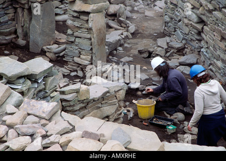 Arbeiten an aktiven Archäologen Graben Scatness Eisenzeit Dorf Shetland-Inseln Schottland Großbritannien Großbritannien Europa Stockfoto