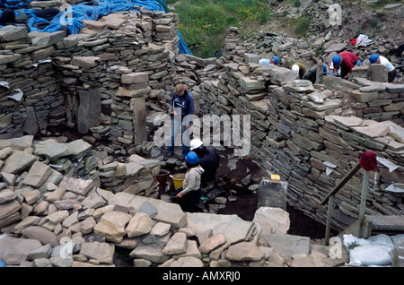 Arbeiten an aktiven Archäologen Graben Scatness Eisenzeit Dorf Shetland-Inseln Schottland Großbritannien Großbritannien Europa Stockfoto