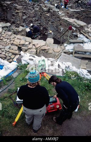 Arbeiten an aktiven Archäologen Graben Scatness Eisenzeit Dorf Shetland-Inseln Schottland Großbritannien Großbritannien Europa Stockfoto