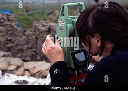 Arbeiten an aktiven Archäologen Graben Scatness Eisenzeit Dorf Shetland-Inseln Schottland Großbritannien Großbritannien Europa Stockfoto