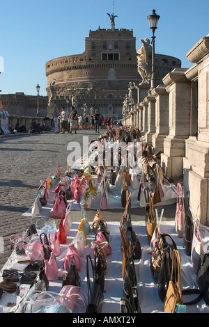 Souvenirs zum Brücke vor dem Schloss, Ponte Sant Angelo, Castel Sant' Angelo, Rom, Italien Stockfoto