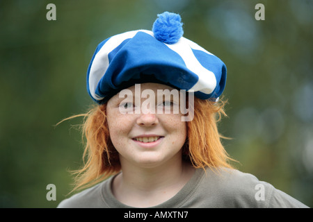 Junge mit lustigen Hut mit schottischen Farben und rote Haare Stockfoto