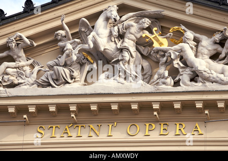 Die Hamburgische Staatsoper, Statni Oper, die vor allem italienische Opern in der Innenstadt von Prag, Tschechische Republik, Europa spielt. Stockfoto