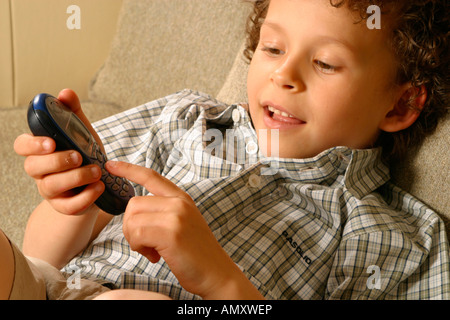 Nahaufnahme eines jungen mit Handy auf couch Stockfoto