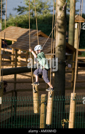 Bild CREDIT DOUG BLANE Young Boy über eine Log-Brücke bei der Aerial Extreme Willen Lake Milton Keynes Stadt von Milton Keynes Stockfoto