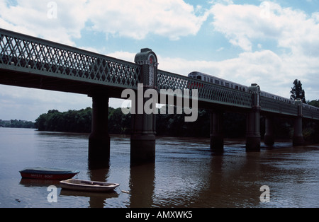 Eisenbahnbrücke über den Fluss Themse, Strang auf dem Green, London, UK Stockfoto