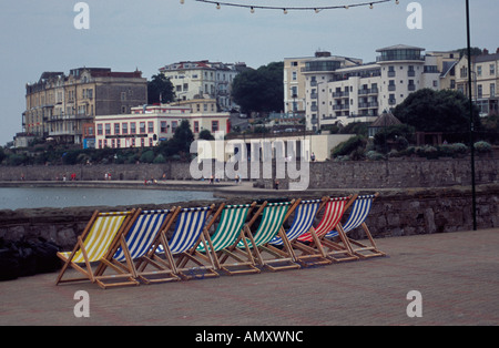 Reihe von Liegestühlen auf der Strandpromenade, Weston-Super-Mare, Somerset, UK Stockfoto