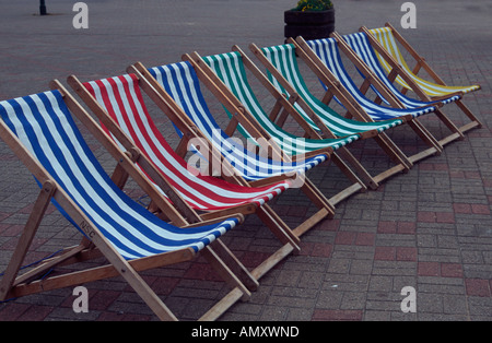 Reihe von Liegestühlen auf der Strandpromenade, Weston-Super-Mare, Somerset, UK Stockfoto