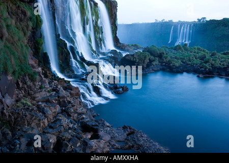 Die Dünn verschleierte Iguazu Falls bei einer sehr niedrigen Punkt von Wasser auf der brasilianischen Seite der Iguazu Wasserfälle, Argentinien ist in der Ferne. Stockfoto