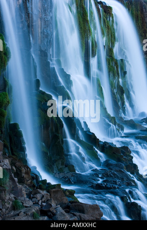 Die Dünn verschleierte Iguazu Falls bei einer sehr niedrigen Punkt von Wasser auf der brasilianischen Seite der Iguazu Wasserfälle, Argentinien ist in der Ferne. Stockfoto