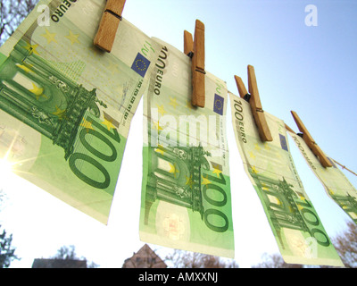 Hundert-Euro-Banknoten von Wäscheleine hängen Stockfoto