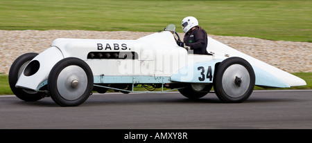 1923 Thomas Special "Babs", mit Fahrer Geraint Owen, bei Goodwood Revival, Sussex, UK. Stockfoto