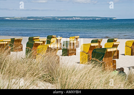 Strandkörbe auf Sand an der Küste, Mecklenburg-Vorpommern, Deutschland Stockfoto